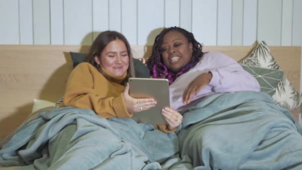 Mulheres Deitadas Cama Assistindo Vídeos Usando Tablet Ambiente Doméstico Apartamento — Vídeo de Stock