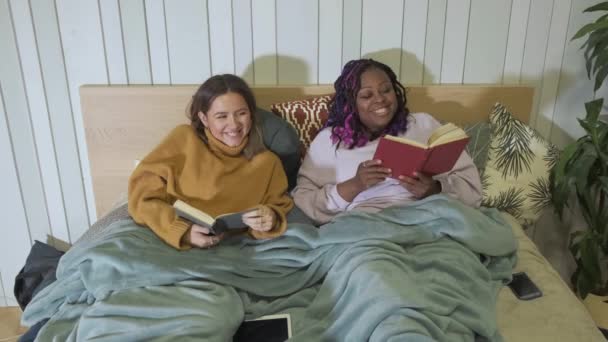 Las Mujeres Yacen Cama Leyendo Libros Ambiente Casero Apartamento Acogedor — Vídeo de stock