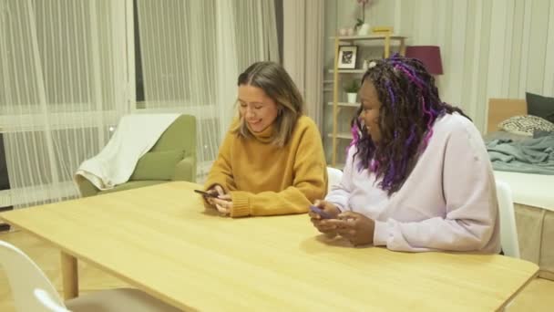 Afro Amerikanen Europese Vrouwen Zitten Aan Tafel Kijken Naar Het — Stockvideo