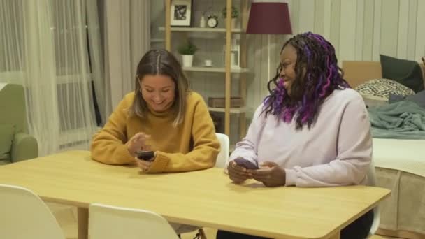 Zwart Wit Vrouwen Gebruik Maken Van Een Smartphone Zitten Aan — Stockvideo