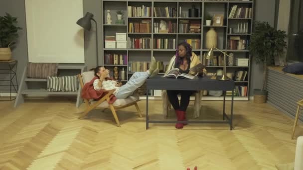 Lachend Afrikaans Amerikaans Europees Vrouwen Jonge Vrouwen Studenten Online Leraar — Stockvideo