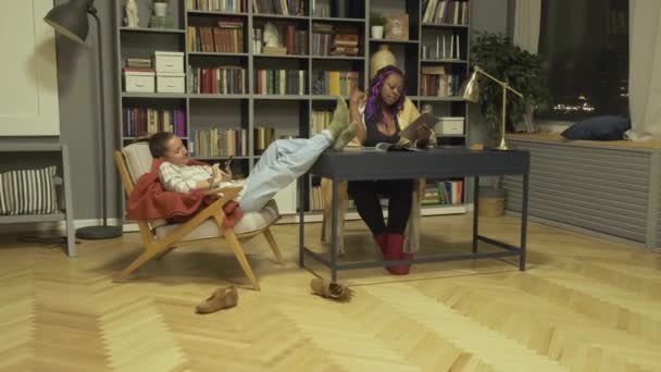 Университетская Библиотека Одаренная Чернокожая Девушка Европейские Девушки Подруги Используют Планшет — стоковое видео