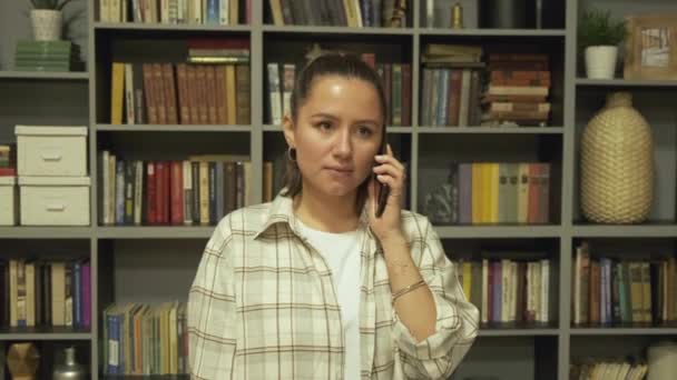 Jonge Voorzichtige Vrouw Praten Mobiele Telefoon Bibliotheek Houden Stilte Queit — Stockvideo
