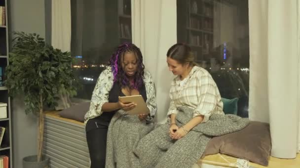 Női Barátok Hálószobában Nézi Digitális Tabletta Egy Afro Amerikai Használja — Stock videók