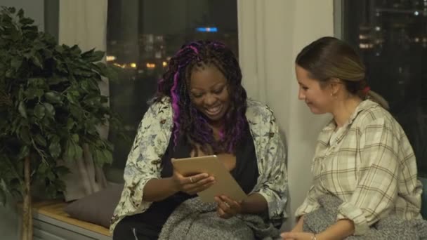 Amis Féminins Dans Chambre Coucher Regardant Tablette Numérique — Video