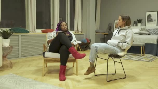 아프리카계 미국인 여성이 태블릿을 사용하고 그들이 대화를 나누는 여성이 아파트에서 — 비디오