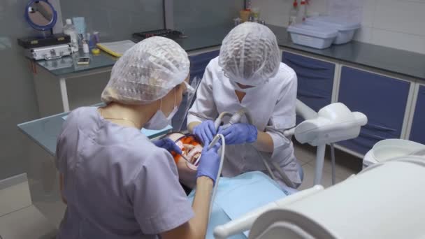 Jovem Dentista Assistente Espectacular Estão Escovando Dentes Examinando Paciente Casaco — Vídeo de Stock