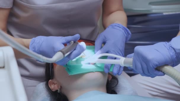 Primer Plano Mano Una Mujer Joven Dentista Asistente Preparan Para — Vídeos de Stock