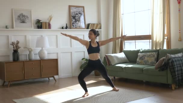 Jonge Indiase Vrouw Doet Meditatie Oefening Stretching Sport Yoga Kleren — Stockvideo