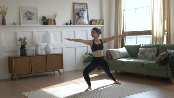 Een Jonge Indiase Vrouw Mediteert Ochtend Doet Een Stretching Oefening — Stockvideo