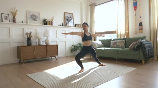 Mujer Con Leggins Camiseta Haciendo Yoga Posa Sala Estar Mañana — Vídeo de stock