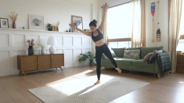 Uma Jovem Mulher Indiana Medita Pela Manhã Ela Faz Exercícios — Vídeo de Stock