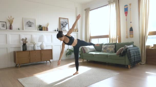 Vrouwelijke Aziatische Turnster Thuis Aan Het Trainen Woonkamer Actieve Levensstijl — Stockvideo