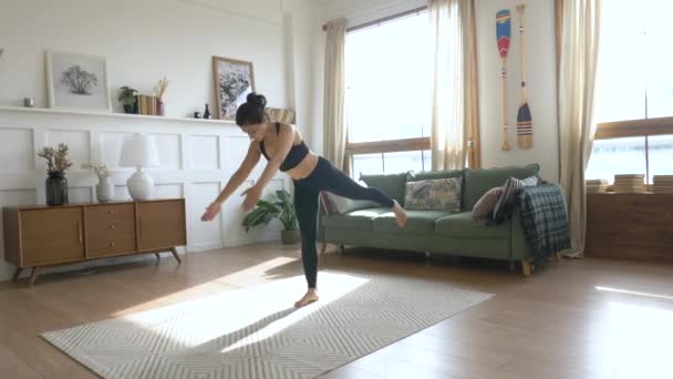 Jonge Indiase Vrouw Doet Evenwichtsoefening Stretching Sport Yoga Black Sportswear — Stockvideo