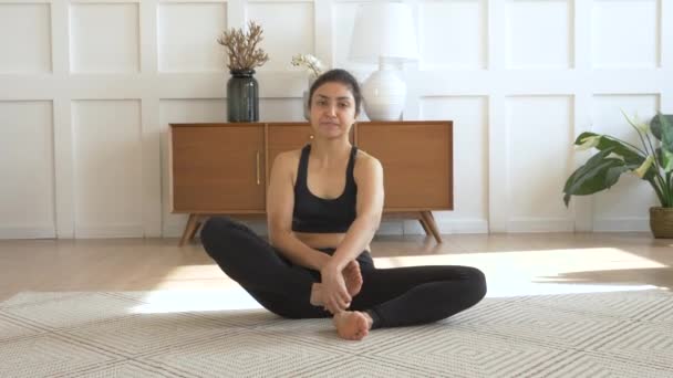 Jonge Indiase Vrouw Meditates Zitten Het Tapijt Doen Stretching Doen — Stockvideo