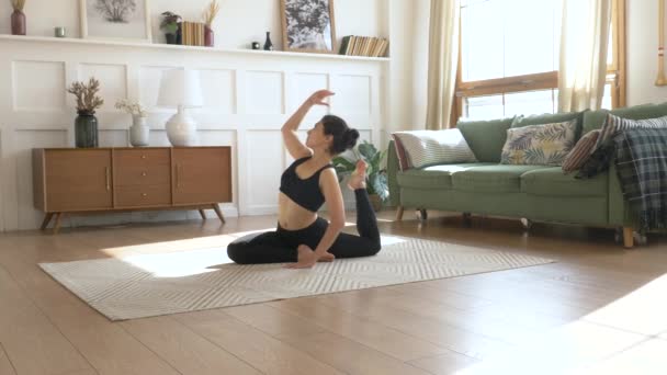 Femme Indienne Sportive Faisant Exercice Étirement Yoga Chambre Lumière Noir — Video