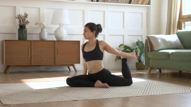 Jonge Yoga Vrouw Doen Krijger Pose Oefenen Thuis — Stockvideo