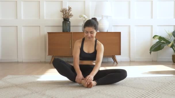 Giovane Donna Indiana Sorridente Meditando Seduto Sul Tappeto Facendo Stretching — Video Stock