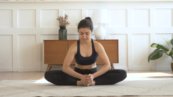 Mulher Indiana Desportiva Fazendo Exercício Alongamento Sem Tapete Yoga Casa — Vídeo de Stock