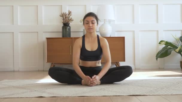 Hermosa Mujer Joven Asiática Practica Yoga Posa Casa — Vídeos de Stock