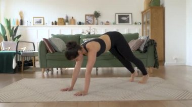 Hintli Kadın Yukarı ve Aşağı Antrenman Yapıyor Evde Yoga Sporunda Köpek Pozu Veriyor.