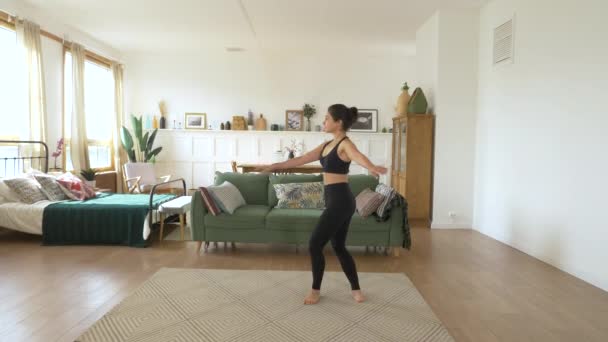 Молодая Индийская Балерина Тренируется Дома Делает Упражнения Спиннинга Светлая Уютная — стоковое видео