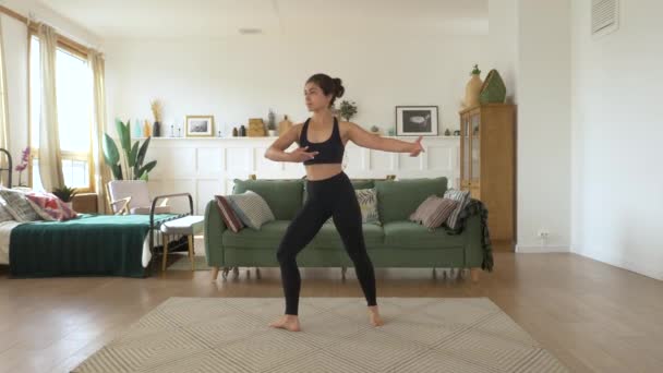 Una Joven Bailarina India Entrena Casa Hace Ejercicio Spinning Sala — Vídeos de Stock