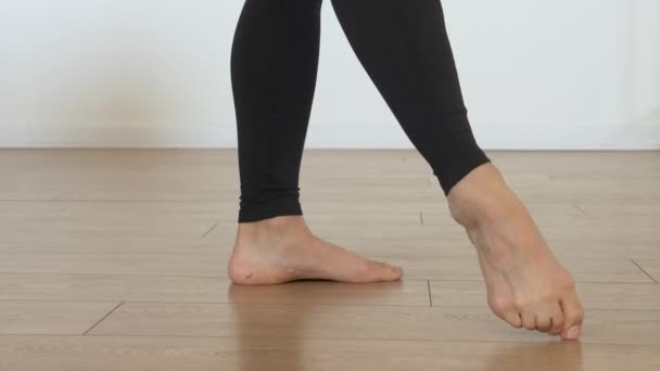 Close Legs Young Indian Kobieta Baleriny Pociągi Taniec Domu Robi — Wideo stockowe