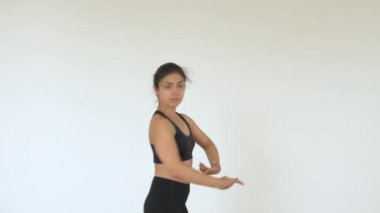 Genç Hintli bir balerin spor salonunda antrenman yapıyor, Spinning egzersizi yapıyor ve siyah bluz ve tayt giyiyor. Spor Sağlıklı Yaşam Konsepti