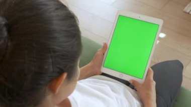 Genç Hintli Kadın Yeşil Ekran ile Dijital Tablet Kullanıyor, Mock up, Entertainment, Copyspace, Freelance, Şablon, Boş Zaman, Teknoloji Konsepti. 