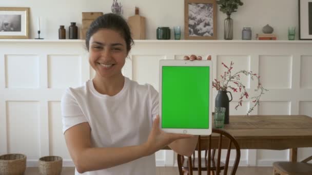 Junges Indisches Mädchen Lächelt Die Kamera Hält Ein Tablet Mit — Stockvideo