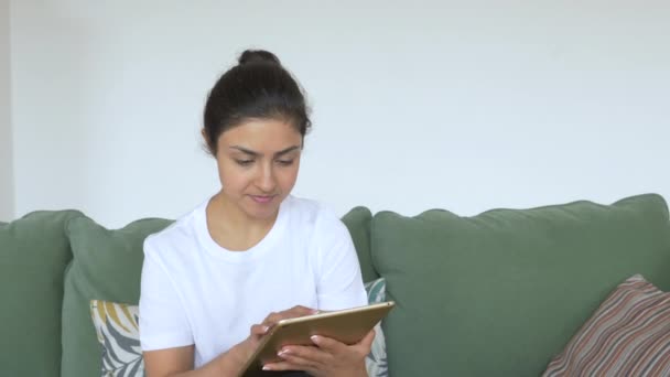 Femme Indienne Détendre Maison Sur Canapé Utilisant Une Tablette Numérique — Video