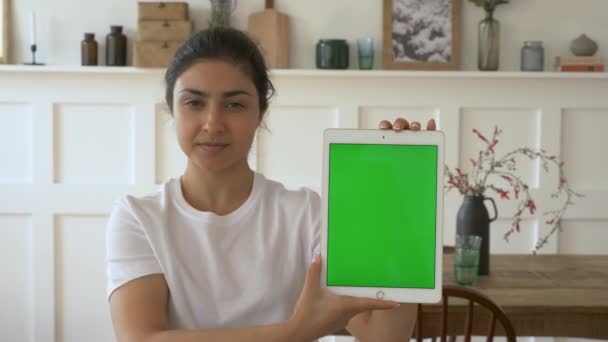 Jovem Feliz Bela Empresária Indiana Pensando Mostrar Tablet Digital Com — Vídeo de Stock
