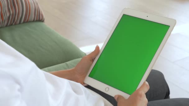 Synpunkt Indisk Kvinna Med Hjälp Handgrepp Grön Mock Screen Digital — Stockvideo