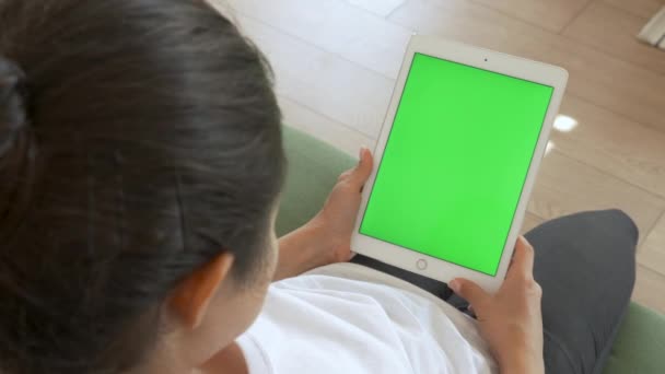 Fiatal Indiai Használ Digitális Tabletta Zöld Képernyő Kanapén Mock Szórakozás — Stock videók