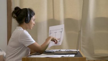 Bir yandan Genç Hintli Kadın Belgeleri Denetliyor Yeni Bir Proje Müşteriyle Çevrimiçi Konferans Yapıyor Bir Bilgisayar Bilgisayarı Kullanıyor
