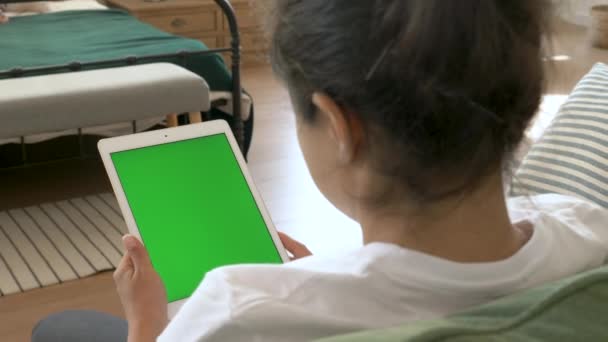 Кінограф Молода Жінка Тримає Цифровий Планшет Зеленим Екраном Вдома — стокове відео