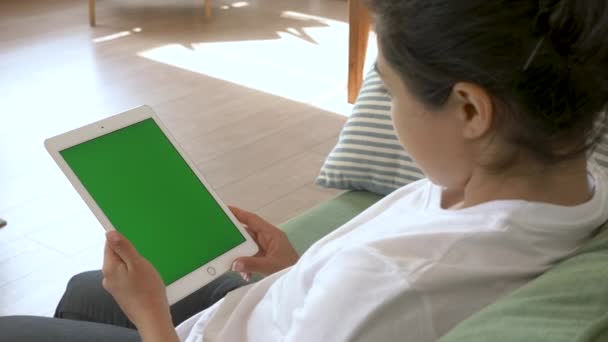 Inderin Bedient Tablet Mit Grünem Bildschirm Und Sitzt Hause Auf — Stockvideo