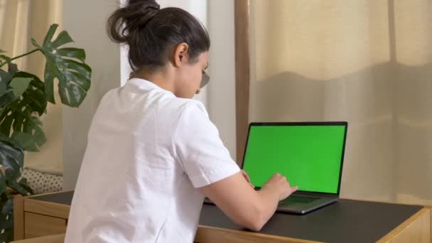 Una Giovane Ragazza Indiana Utilizza Computer Con Uno Schermo Verde — Video Stock