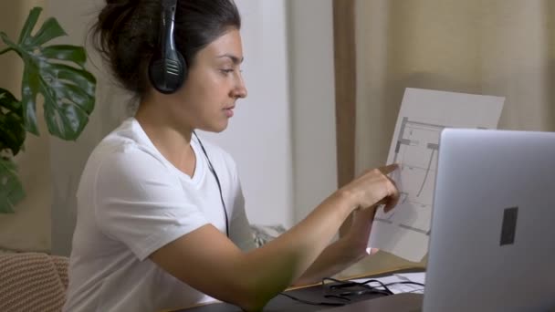 건축가가 그녀의 사무실에서 작업을 있습니다 고객과의 회의에서 컴퓨터 노트북을 사용하는 — 비디오