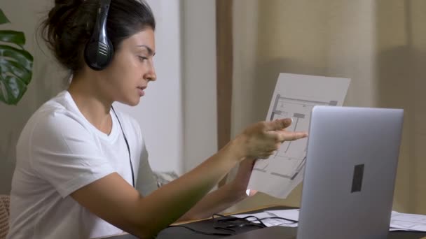 Mujer Arquitecto Indio Durante Reunión Una Oficina Utilizando Ordenador Portátil — Vídeos de Stock
