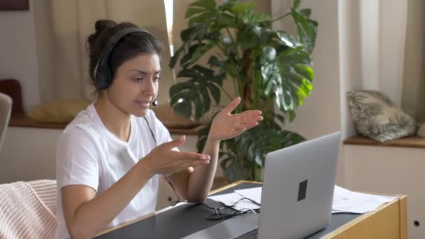 Giovane Donna Affari Indiana Che Indossa Cuffie Comunicanti Tramite Videochiamata — Video Stock