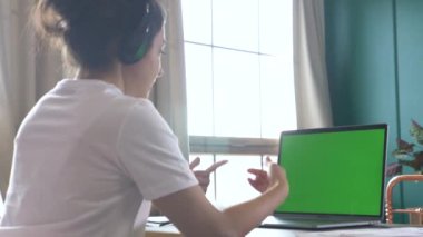 Çevrimiçi Konferansta Çalışan Genç Hintli Kadın Yeşil Ekran Chroma anahtar kromakey klavye kullanan Bilgisayar Bilgisayarı Mesaj Öğrencisi İş kadını
