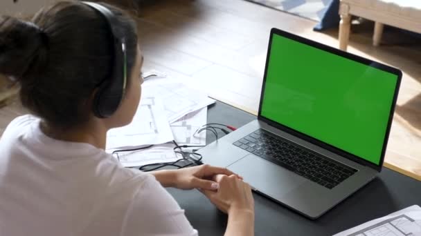 Una Giovane Donna Indiana Gestisce Una Conferenza Online Formazione Con — Video Stock