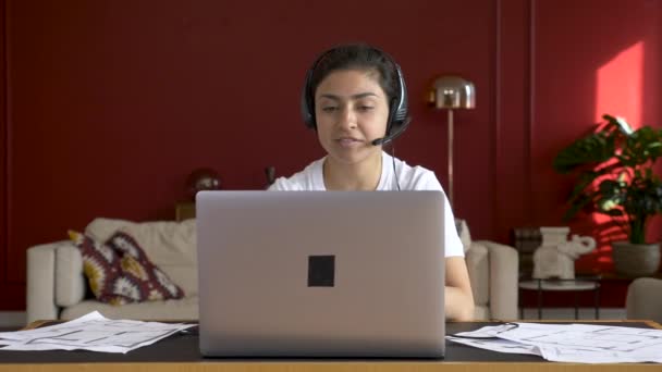 Junge Indische Frau Trägt Kopfhörer Konferenzschaltung Auf Laptop Gespräche Mit — Stockvideo