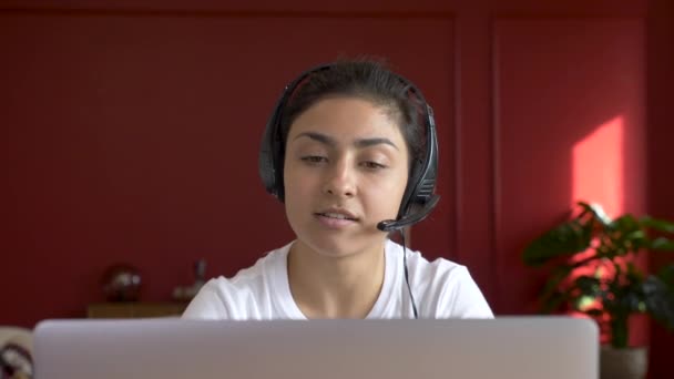 閉じる アップインドの女性学生は Webチューター 画面上のリモートウェブカメラチャットでオンライン教師とラップトップコンピュータの話に会議ビデオ通話を行います 遠隔教育授業の概念 — ストック動画