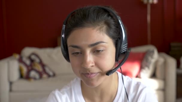 Detailní Záběr Mladé Indické Ženy Komunikující Klientem Pomocí Notebooku Online — Stock video