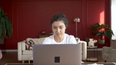 Ofis masasında oturan güzel iş kadını başarılı bir iş tanıtımını kutlamak için kollarını ve ellerini kaldırıyor.. 