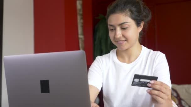 Indyjska Młoda Kobieta Dokonuje Zakupu Online Wprowadź Numer Karty Kredytowej — Wideo stockowe