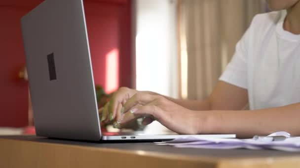 Mains Féminines Tapant Sur Ordinateur Portable Bureau Vue Rapprochée — Video